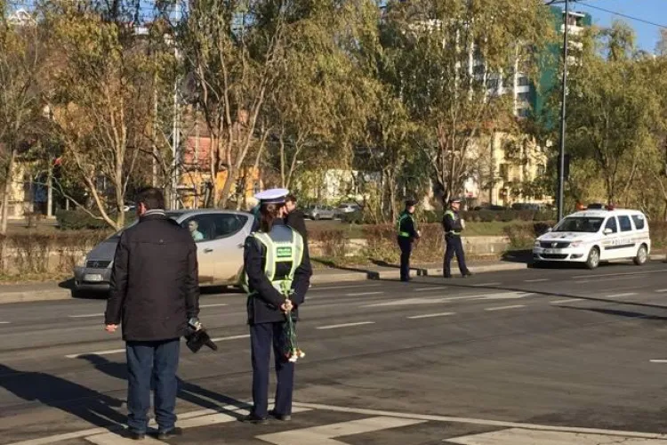 Polițiștii au dat flori șoferițelor, pe Splaiul Independenței - VIDEO