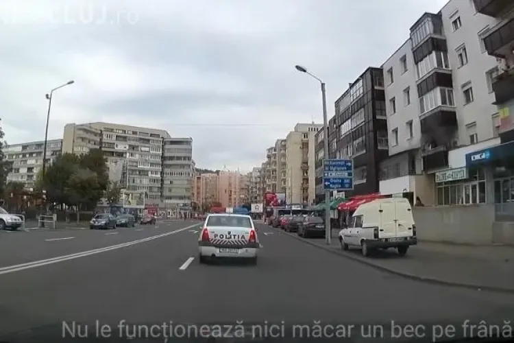Ce reacție au avut polițiștii când un șofer le-a atras atenția că nu le merge niciun bec de frână - VIDEO