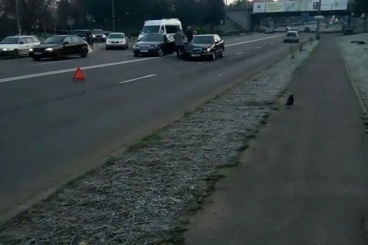 Accident la Podul N din Mănăștur! Șoseaua era goală, dar două Mercedesuri s-au lovit - FOTO