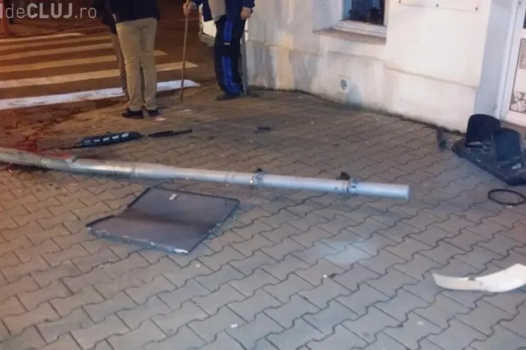 Accident pe B-dul 21 Decembrie 1989, produs de un BMW care circula pe banda dedicată transportului în comun - FOTO