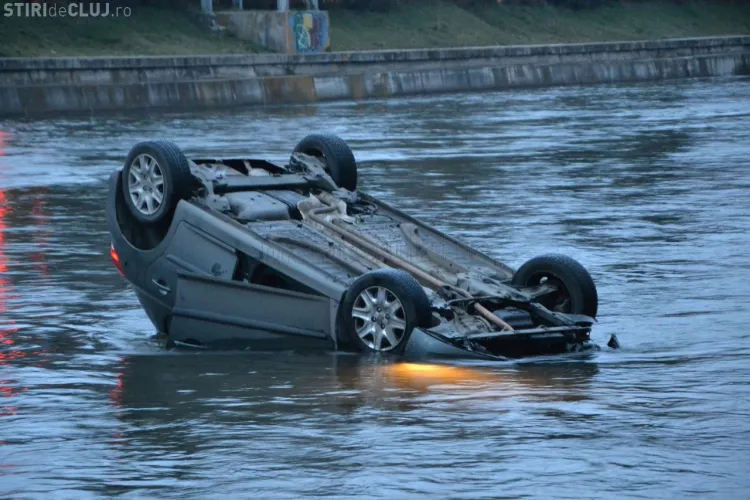 Taxi căzut în Someș, lângă Cluj Arena. O tânără a SALVAT situația: 112 a răspuns după 15 - 20 de minute