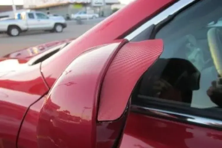 Cluj-Napoca: I-a vopsit oglinzile la mașină și i-a gazat ușile din cauza unei parcări