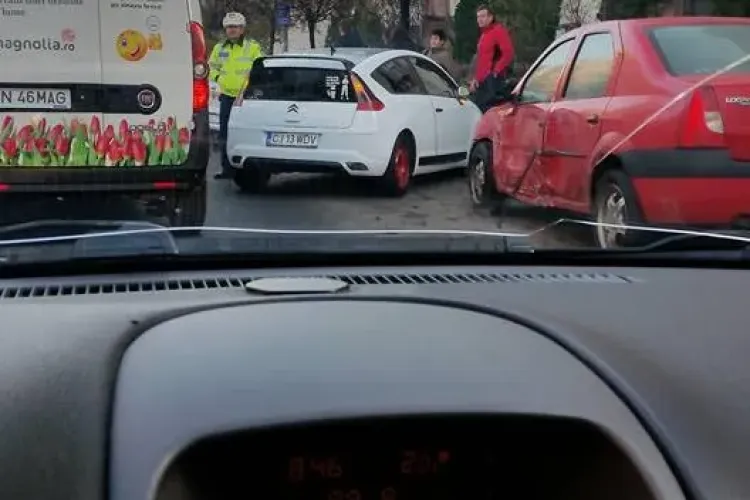 Accident pe Dorobanților! Un șofer a lovit 6 mașini și a rănit un pieton - FOTO
