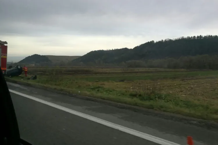 Accident la Căpușu! Un autoturism s-a răsturnat pe marginea drumului - FOTO