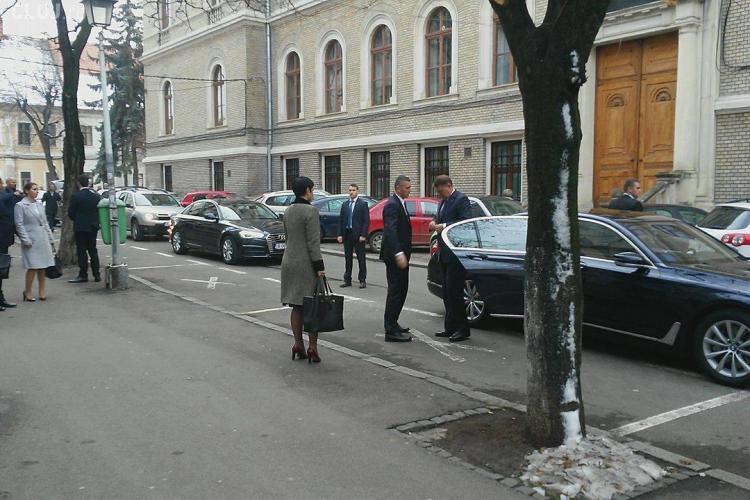 Pentru Iohannis au fost blocate străzile la Cluj! Președintele se comportă diferit de premier - VIDEO