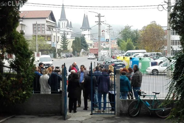 Angajații de la Radio Cluj au protestat în fața instituției față de eliminarea taxei radio-tv - FOTO