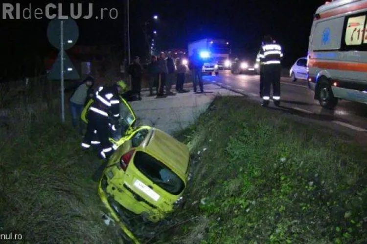 CLUJ: Un șofer s-a răsturnat cu mașina într-un șanț adânc ce doi metri VIDEO