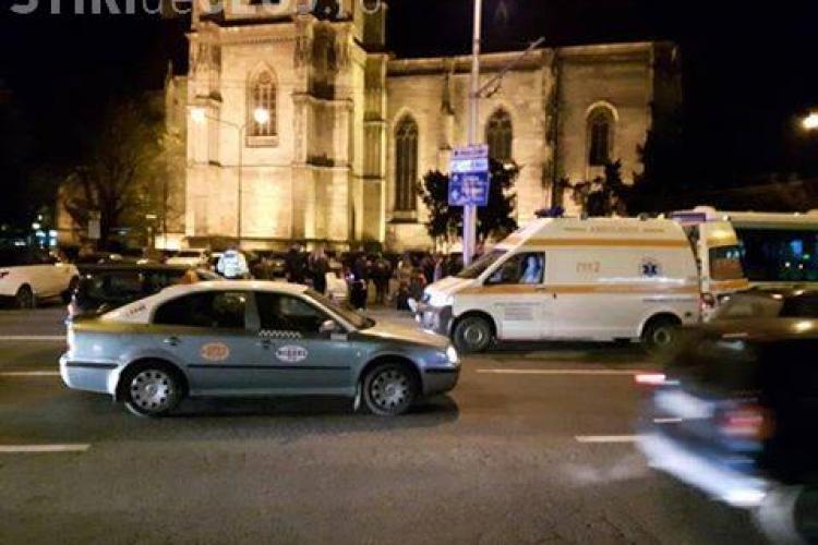 Accident cu două victime în centrul Clujului. Un motociclist neatent a ajuns în fața unui autobuz FOTO