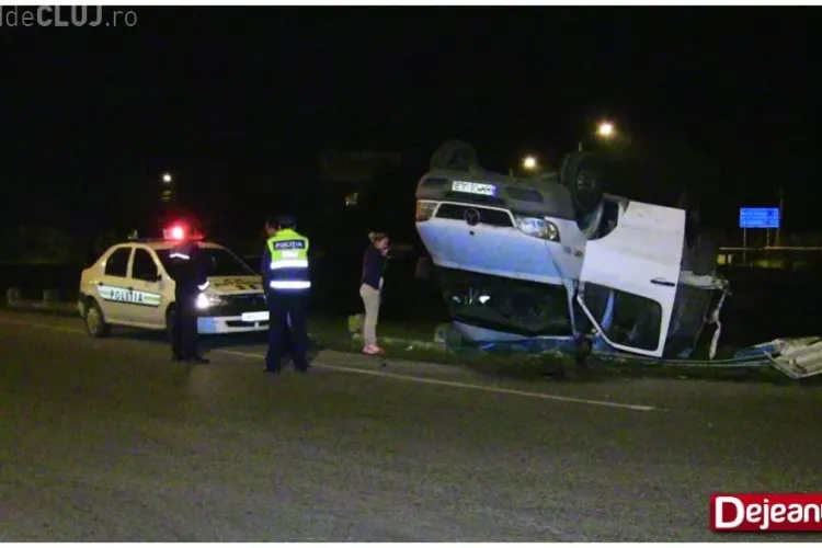 O șoferiță s-a răsturnat cu duba în toiul nopții, la Dej. A scăpat ca prin urechile acului VIDEO