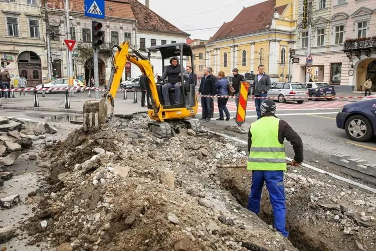 Parkingul din Piața Unirii, încă blocat de lucrările de modernizare. Când se finalizează lucrările