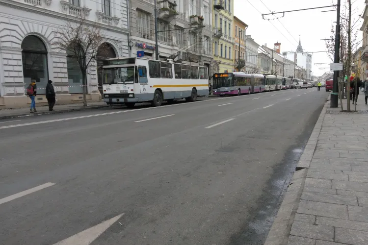 Trafic de GROAZĂ la Cluj: Se formează cozi de autobuze pe Memorandumului FOTO