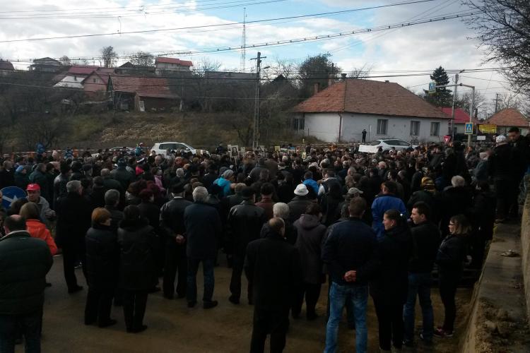 Protest în Feleacu! Oamenii și-au cerut livezile și au criticat lucrările de pe DN1 - FOTO