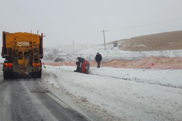 Zăpada și neatenția fac noi victime la Cluj! O șoferiță s-a răsturnat cu mașina în șanț FOTO