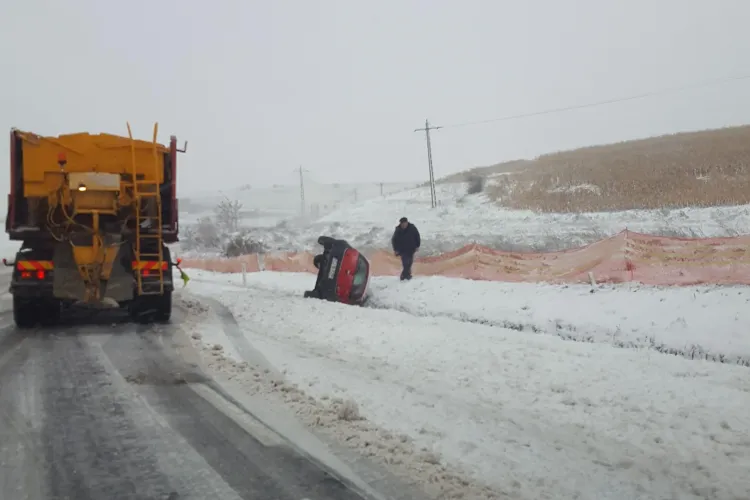 Zăpada și neatenția fac noi victime la Cluj! O șoferiță s-a răsturnat cu mașina în șanț FOTO