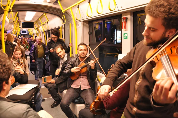 ”Flash mob” în troleele din Cluj! Un grup de instrumentiști i-au încântat pe călători cu muzică la vioară VIDEO