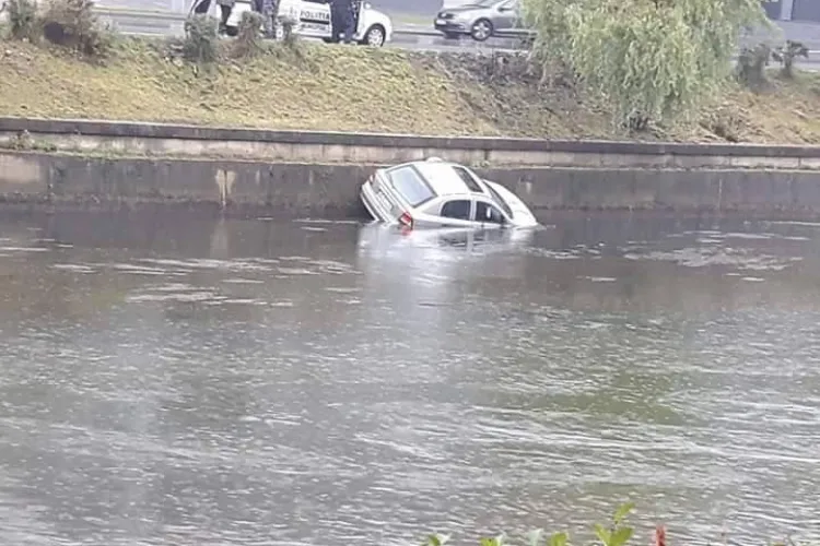 A căzut cu mașina în Someș, lângă Cluj Arena! Se știe cauza, dar nimeni nu face nimic - FOTO
