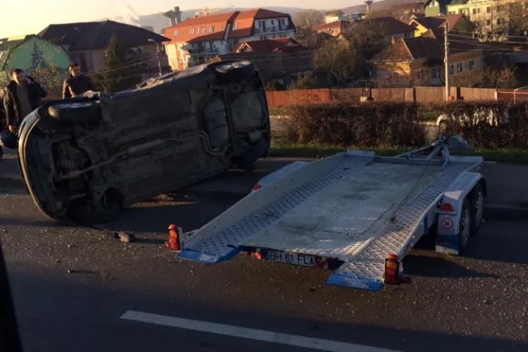 Accident pe podul IRA! I s-a răsturnat mașina de pe platformă - FOTO