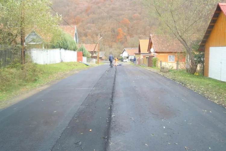 Continuă lucrările pe drumul judeţean Mărgău - Călata - Mănăstireni - FOTO