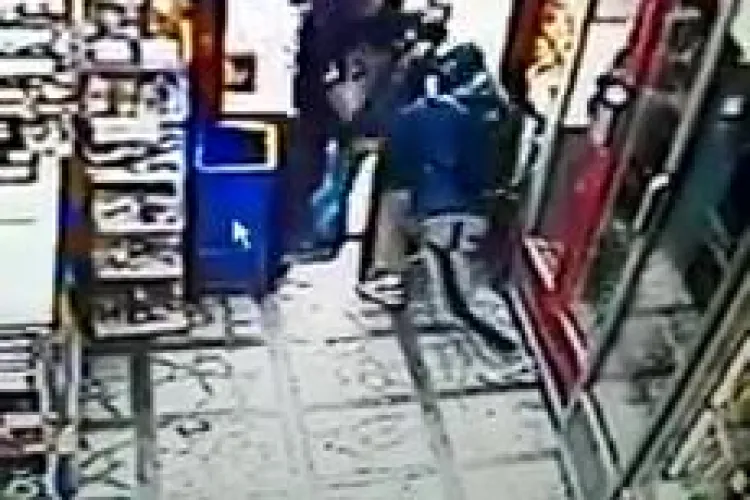 Cluj-Napoca - Un hoț de buzunare a bătut crunt un clujean, care l-a prins FURÂND - VIDEO IMAGINI DURE