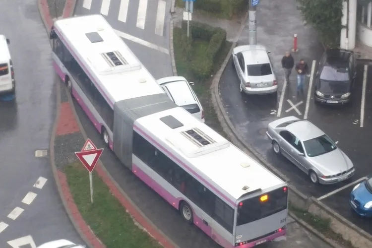 Exemplu de NESIMȚIRE în Zorilor! Cum se blochează un întreg cartier de către un șofer - FOTO