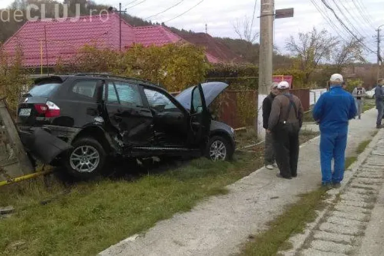Cluj - BMW ”parcat” în gardul unei case! Ce s-a întâmplat - FOTO