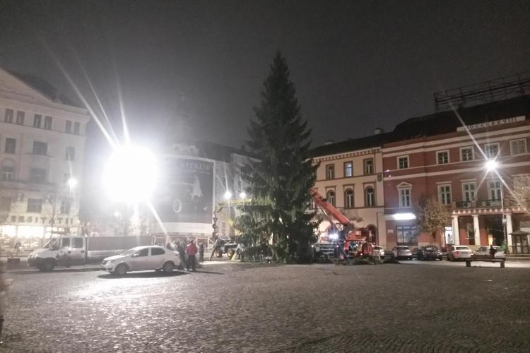 Cluj-Napoca - Bradul de Cărciun a fost montat în Piața Unirii - VIDEO