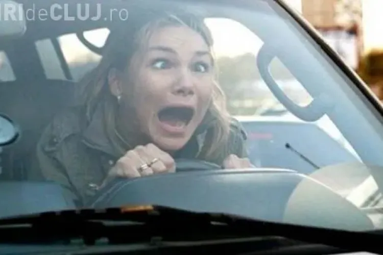 Cluj-Napoca: O femeie iese din parcare cu frâna de mână trasă și apoi urmează CIRCUL - VIDEO