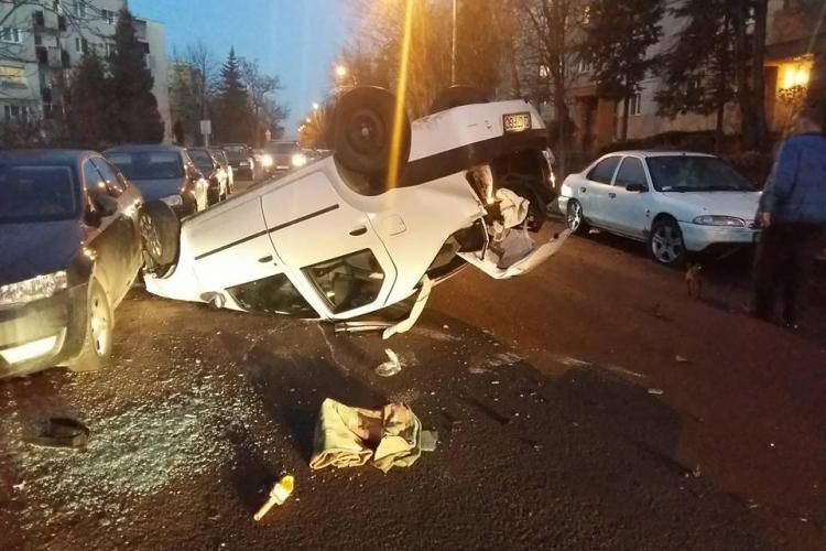 Cascadorie pe strada Dima din Zorilor! S-a răsturnat și a lovit 5 mașini - FOTO