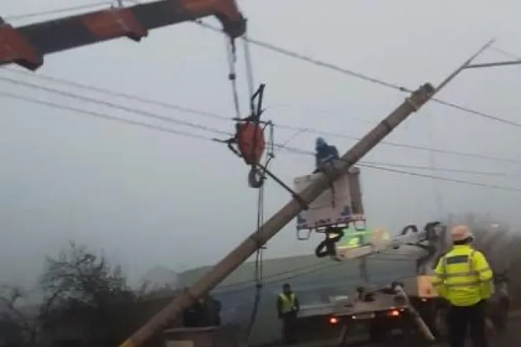 Accident la podul IRA! Cu o ”coajă” de Golf 3 a demolat un stâlp: Ce viteză avea? - VIDEO