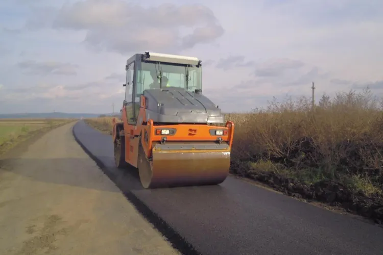 Se așterne primul strat de asfalt pe drumul judeţean Turda - Bogata – Călăraşi