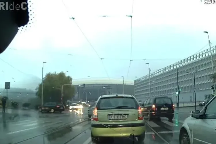 Șicanare în trafic la Cluj! Nemulțumit, șoferul s-a urcat pe trotuar pentru a depăși - VIDEO