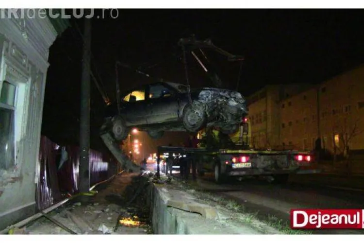CLUJ: Un șofer rupt de beat la volan a ”plonjat” cu mașina direct în peretele unei case din Dej