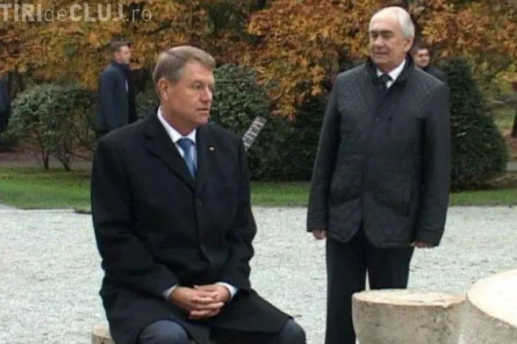 Iohannis explică în stil prorpiu de ce s-a așezat pe un scaun la Masa Tăcerii, opera lui Brâncuși