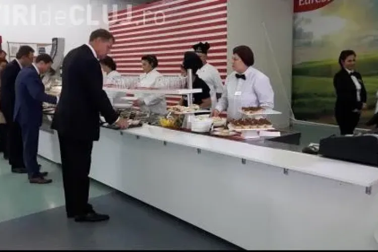 Iohannis, surprins mâncând la ”împinge tava” la Cernavodă