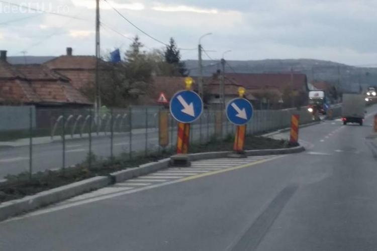 NOAPTEA MINȚII! În Tureni, pe lângă borduri a fost amplasat un gard de sârmă  pe DN 1 - FOTO