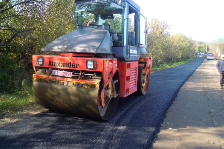 A început asfaltarea drumului judeţean DJ 103G Gheorgheni - Aiton - FOTO