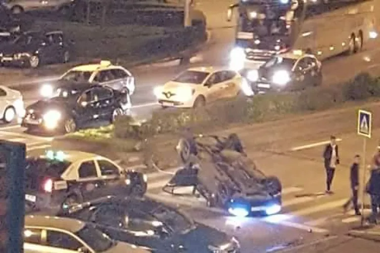 BMW răsturnat în sensul giratoriu din Mărăști - FOTO