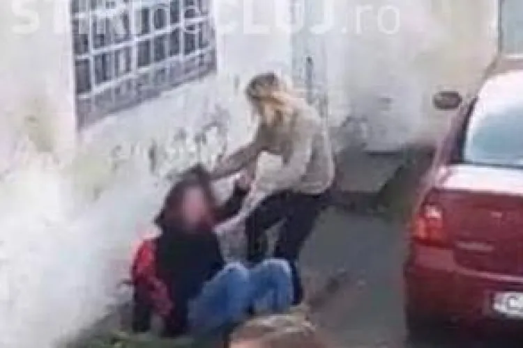 Elevei de la Dej, care și-a bătut colega în fața școlii, i-a fost scăzută nota la purtare la 2. Cel care a filmat a primit aceeași pedeapsă