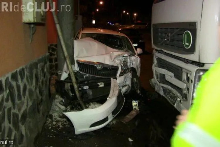 Ghinion TERIBIL pentru un bărbat, la Dej. S-a cazat la o pensiune, iar un TIR i-a zdrobit mașina VIDEO