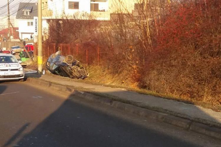 Accident pe varianta Zorilor-Mănăștur! O șoferiță s-a răsturnat cu mașina în șanț FOTO