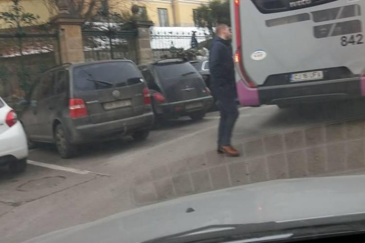 Poliția îl caută pe șoferul care a blocat strada Emil Racoviță
