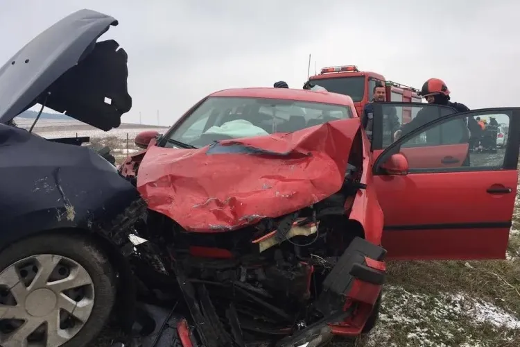 Cluj - Accident cu 7 răniți. Două mașini s-au lovit frontal