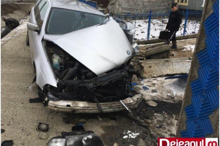 Un șofer și-a făcut PRAF BMW-ul pe un drum din Cluj. A intrat cu mașina în curtea unei gospodării FOTO