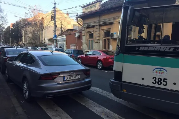 A blocat autobuzul cu bolidul său de zeci de mii de euro! Bani de parcare nu avea? - FOTO