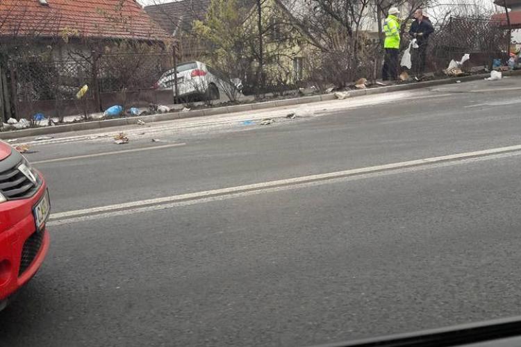 Accident grav pe Calea Turzii! O șoferiță a ”patinat” într-o curte - FOTO