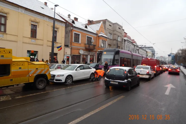 Tramvaiele blocate în centrul Clujului. Unui șofer i s-a stricat mașina pe linia de tramvai FOTO