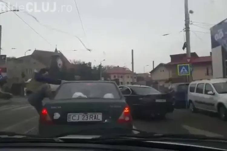 Cluj: Două ”gorile” cu BMW au sărit să bată un șofer pe strada Oașului. UPDATE: Agresorul a fost arestat - VIDEO