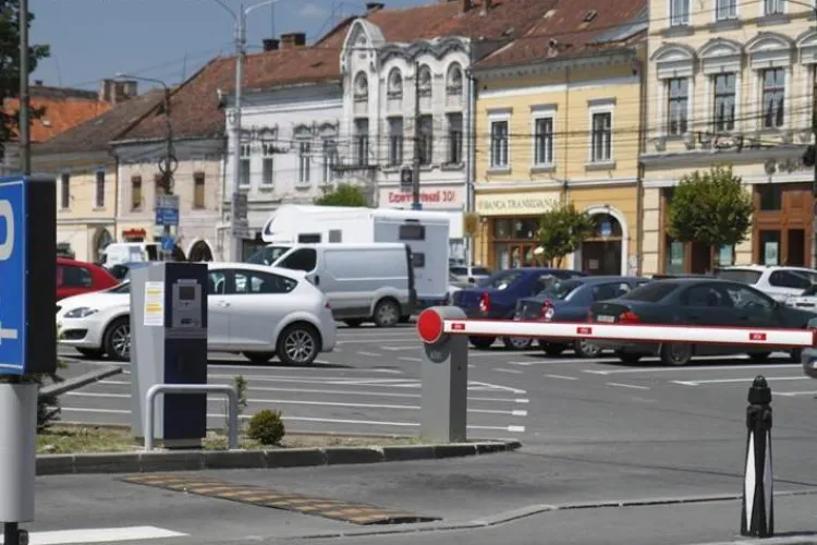 Parcarea în centrul Clujului costă 12 lei pe oră, după 3 ore de staționare 