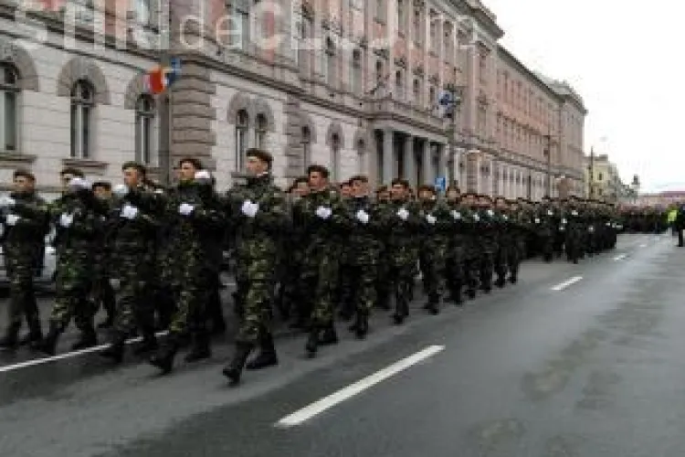 Paradă militară în centrul Clujului, de Ziua României