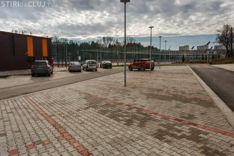 Complexul sportiv Gheorgheni a fost inaugurat, dar aleile din jur deja sunt pline de mașini